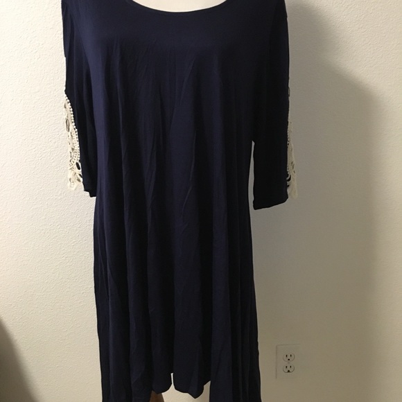 Flowy Tunic Dress with Crochet Sleeve Accents - Picture 5 of 6